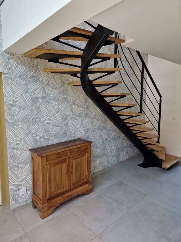 Application d un revêtement mural dans escalier 